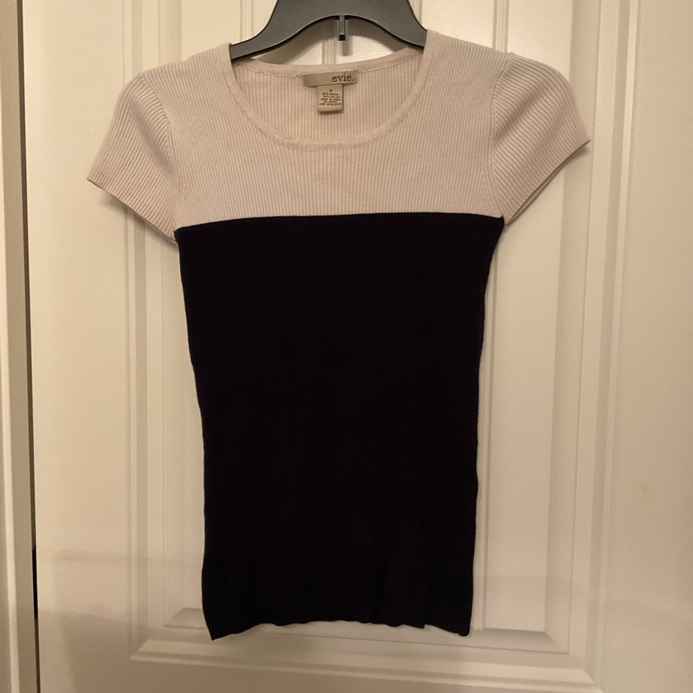 EVIE Women's Two-Tone Black and Cream Short Sleeve Top